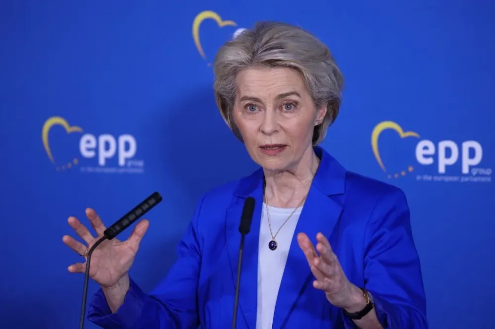 En mi opinión, un Comisario de Defensa y Seguridad sería responsable de la base industrial de defensa, que es una competencia central de la Comisión, dijo von der Leyen.