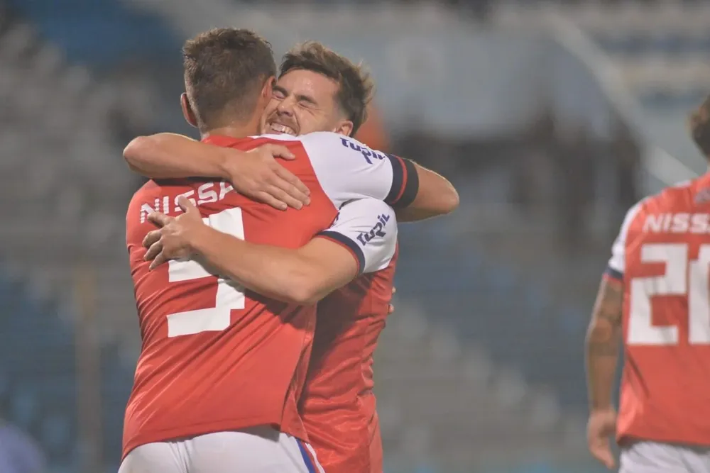 Alfonso Trezza parece agradecerle a Bergessio por un nuevo gol y un nuevo triunfo de Nacional