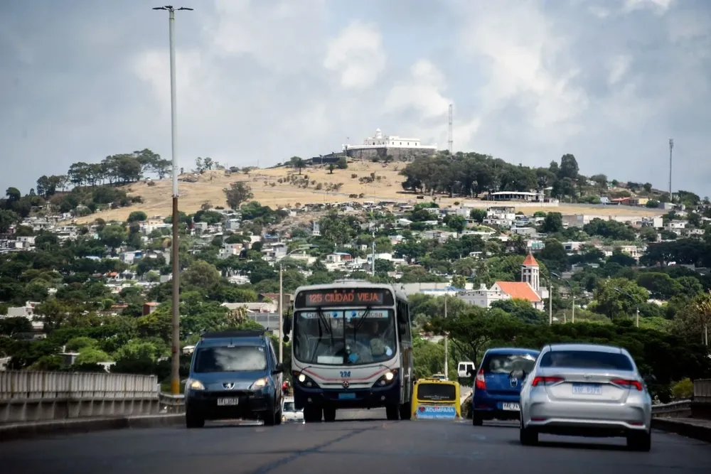 Ómnibus de Cutcsa con el Cerro de Montevideo detrás