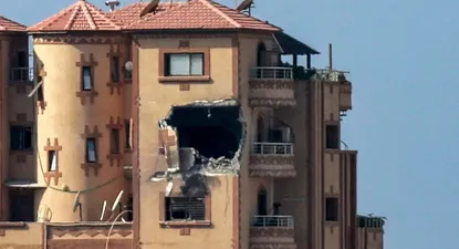 El edificio donde AFP tiene sus oficinas fue alcanzado por un proyectil que lo atravesó de este a oeste, destruyendo una pared y causando importantes daños.