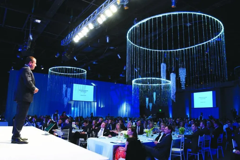 Mario Quintana habla a los asistentes de la gala Endeavor