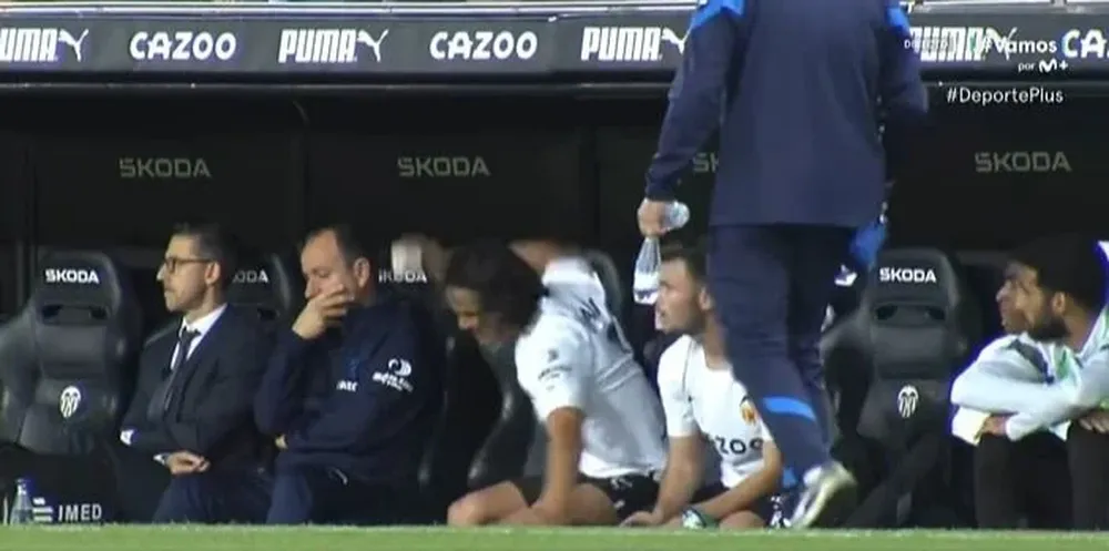 Edinson Cavani “cabreado” tras ser sustituido en Valencia