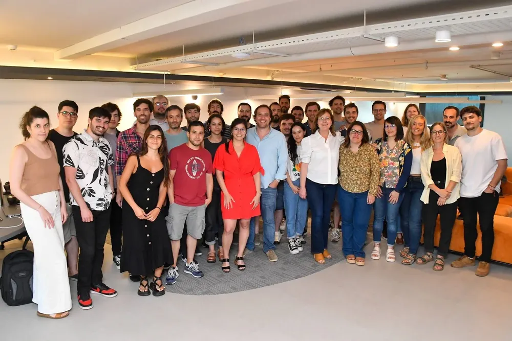 Equipo de trabajo de Takeoff Media, One Tree y Portlike en su nueva oficina en Sinergia