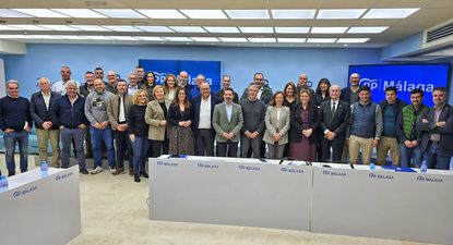 La presidenta del PP de Málaga, Patricia Navarro, durante la reunión del Consejo de Alcaldes de la formación junto a la presidenta de este órgano del partido, Margarita del Cid, entre otros.