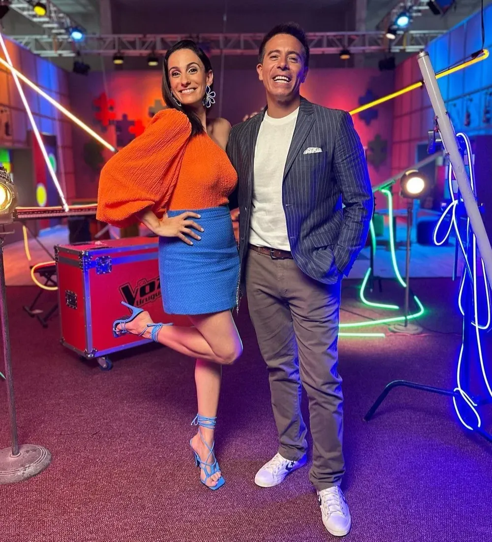 Noelia Etcheverry y Rafael Cotelo conducen la primera edición de La Voz Kids