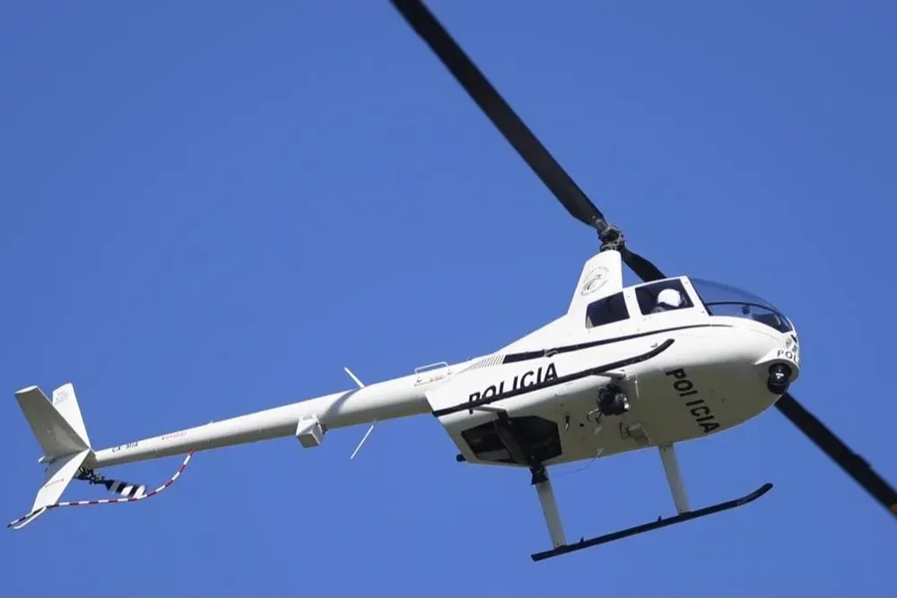 Uno de los cuatro helicópteros que tiene el Ministerio del Interior en el aire