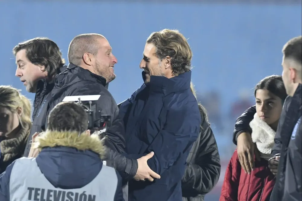Diego Forlán y Diego Pérez se reencontraron en el homenaje a la selección uruguaya sub 20 campeona del mundo