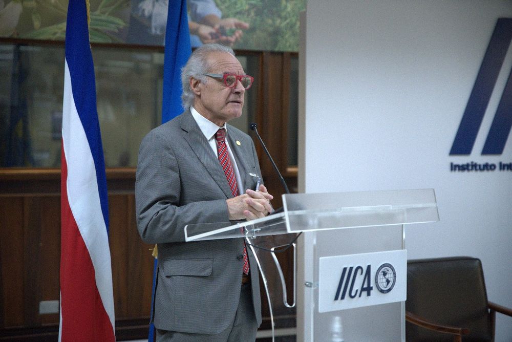 El presidente de la Academia Nacional de Agronomía y Veterinaria de la República de Argentina, Jorge Errecalde,  puntualizó en su participación que las poblaciones rurales están entre las más expuestas a la resistencia microbiana por su contacto con el ambiente.