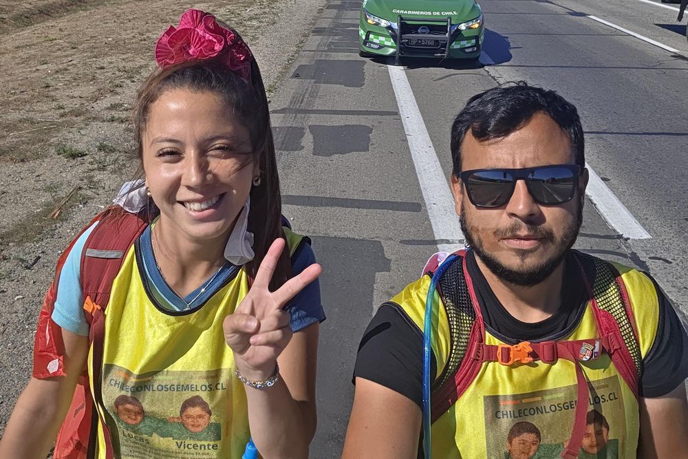 Marcos Reyes y la amiga que lo acompaña en su travesía de 1.200 kilómetros.