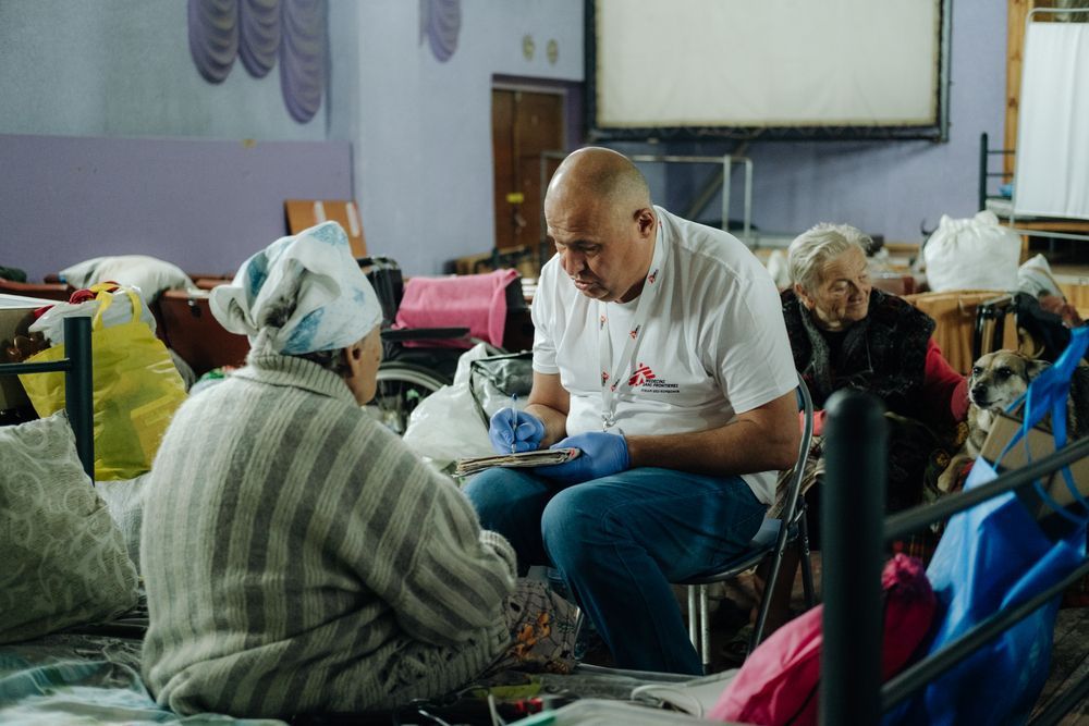 Personas procedentes de zonas de primera línea (Ucrania) llegando al centro de tránsito para desplazados internos de la región de Dnipropetrovsk