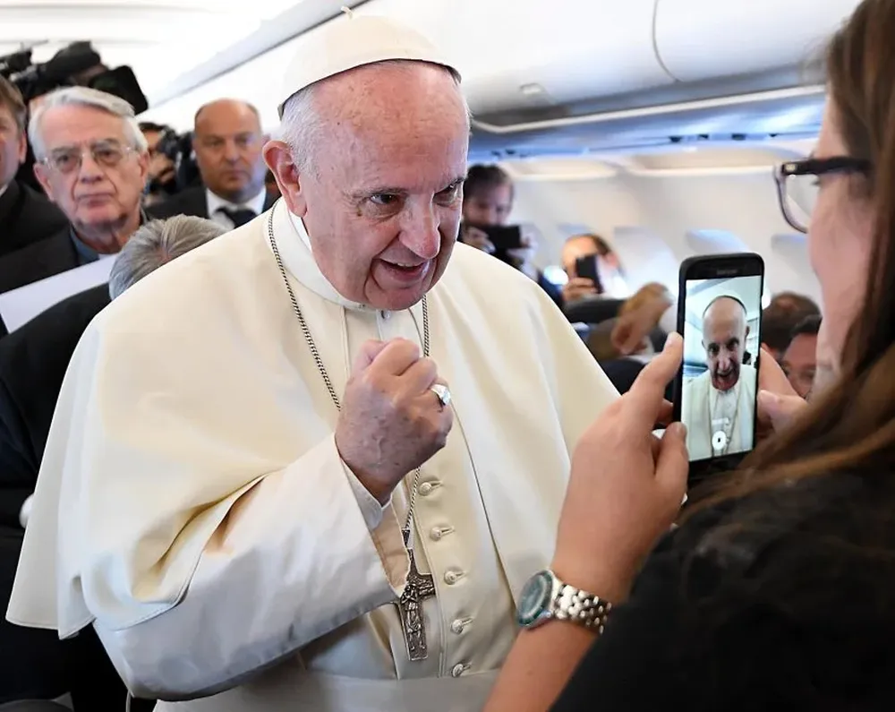 El papa Francisco a bordo de un avión durante Jornada Mundial de la Juventud en Cracovia