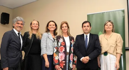 Referentes del programa de presidencia Sembrando, junto a la delegación de la Escuela de Negocios de la Universidad Adolfo Ibáñez de Chile