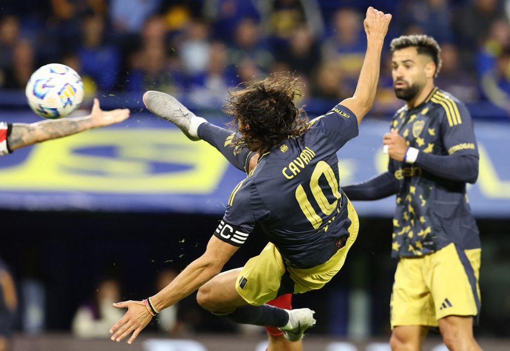 La pirueta de Edinson Cavani en el gol que le anularon La pirueta de Edinson Cavani en el gol que le anularon