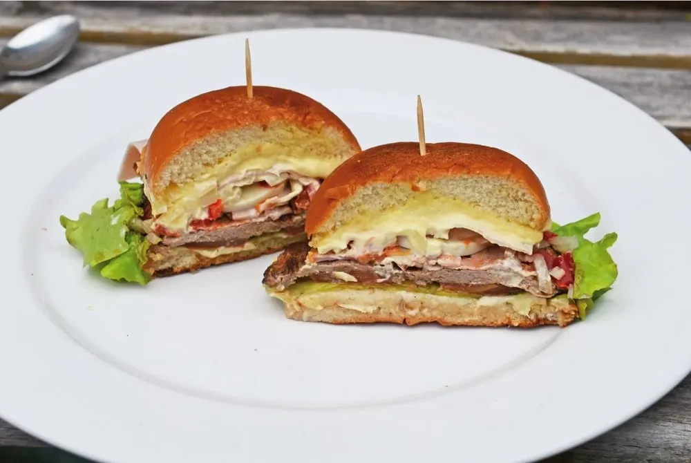 El chivito fue destacado como uno de los platos uruguayos