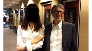 El magnate Bill Gates aparece con una mujer en las nuevas imágenes difundidas.