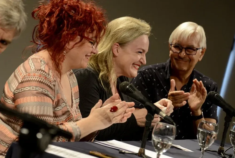 La directora de Cultura Mariana Percovich, Amadio y el concertino Daniel Lasca