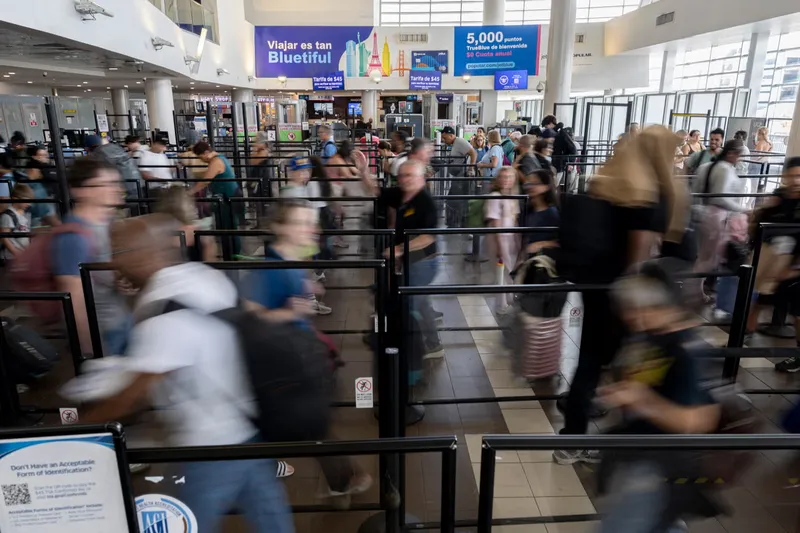 ¿Estados Unidos, país de emigrantes? Radiografía de un fenómeno histórico: en 2025 salieron más personas de las que entraron