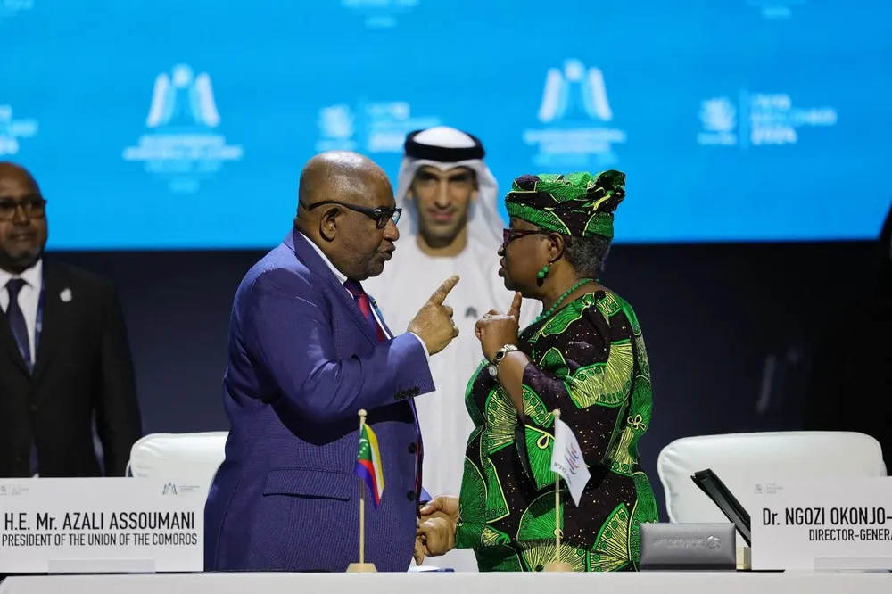 La Directora General de la OMC, Ngozi Okonjo-Iweala, y el Viceprimer Ministro de Timor-Leste, Francisco Kalbuadi Lay, que ingresó a la organización, durante la 13ª Conferencia Ministerial.
