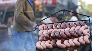 Puesto de chorizos en calle de Montevideo. (Archivo)