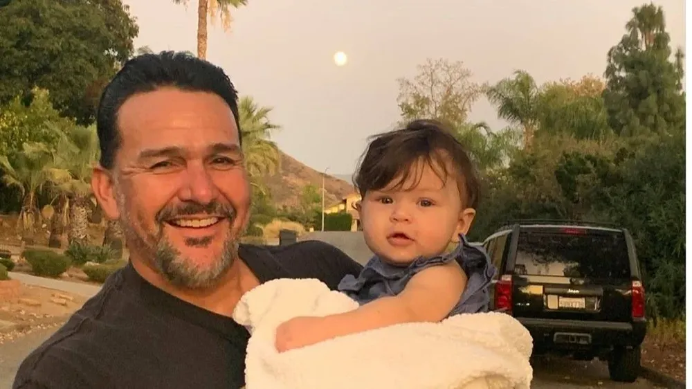 Emmanuel Cafferty celebró con sus hijas y nietos su nuevo empleo… que perdió después de ser expuesto y criticado en Twitter