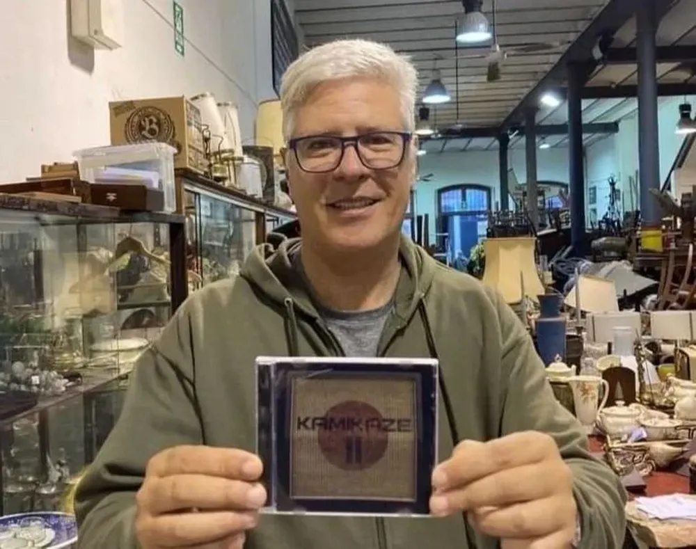 Álvaro Gutiérrez con el disco que le regalaron