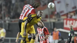 Marcelo Zalayeta durante la última llave que Peñarol jugó por Sudamericana; en 2014 ante Estudiantes.