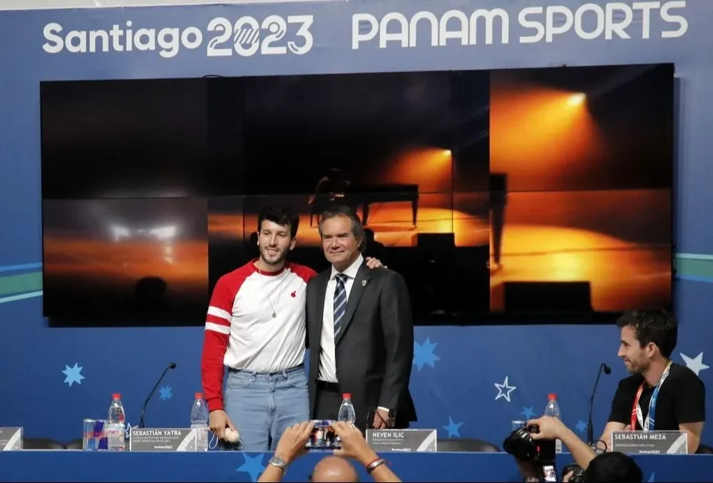 El cantante colombiano Sebastian Yatra y el presidente de Panam Sport, Neven Ilic, en los Juegos Panamericanos de Santiago 2023