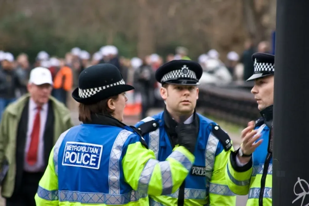 la confianza se hundió a niveles “sin precedentes” como consecuencia de delitos que calificó como “atroces” perpetrados por agentes de policía