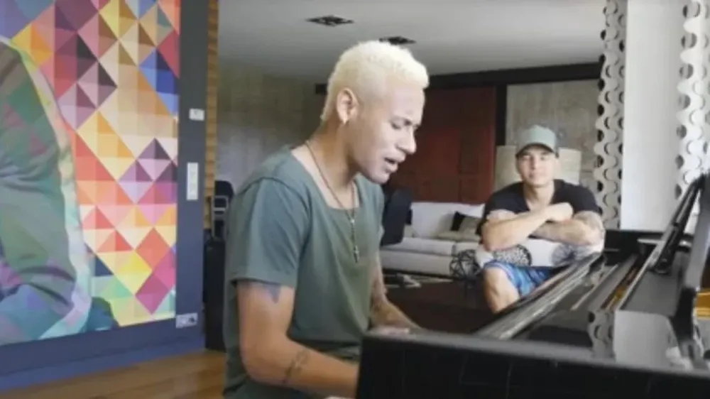 Neymar canta y toca el piano