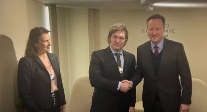El encuentro de Milei con David Cameron en Davos.