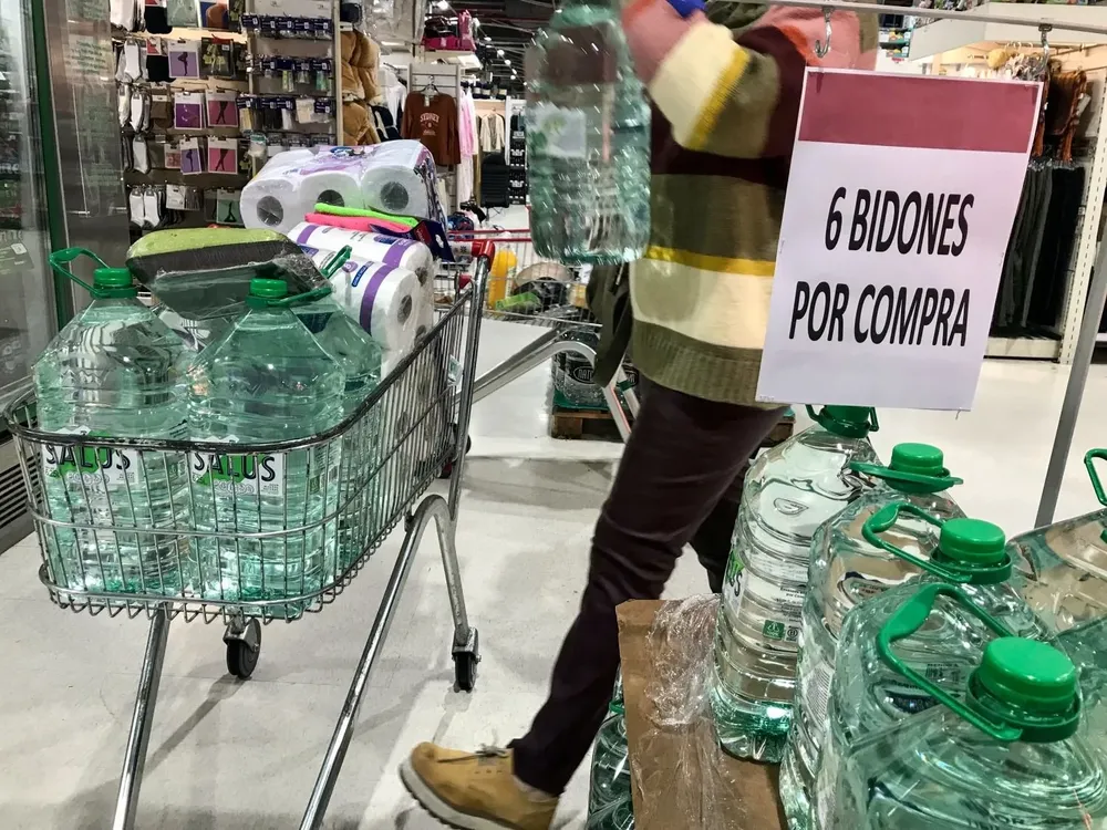 Se disparó la venta de agua en los supermercados