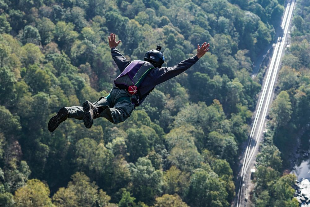 Muere Nacho Cifuentes durante un salto base en España.