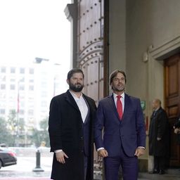 Presidente chileno, Gabriel Boric, frente a Luis Lacalle Pou 