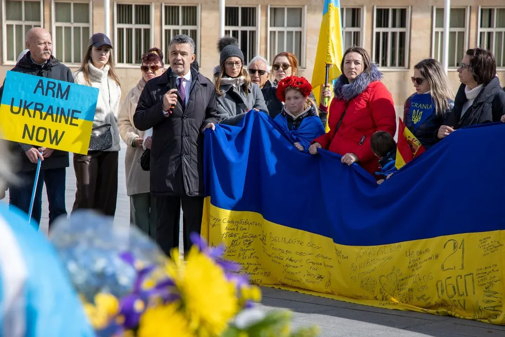 Alrededor de un centenar de personas se han manifestado este sábado por las calles de Logroño en el segundo aniversario de la invasión de Rusia a Ucrania, y el décimo del conflicto entre estos países, para recordar que a diario hay terrorismo en todo el territorio ucraniano.