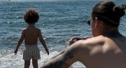 Darwin Núñez disfrutó de un día de playa junto a su familia