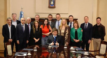 Javier Milei relanza la mesa de La Libertad Avanza con Manuel Adorni y Diego Santilli adentro
