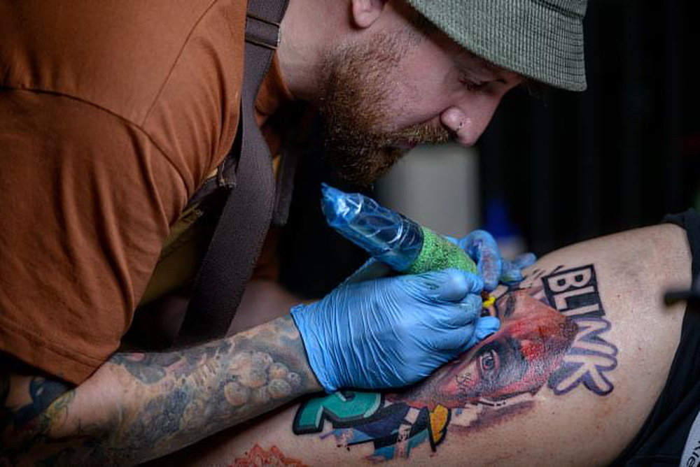 Una organización de consumidores avisa que no hay ninguna tinta de color autorizada para tatuarse en España.