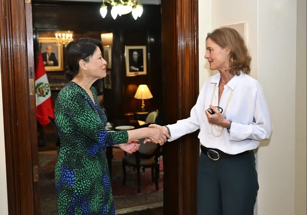 Lisa Dougherty Kenna nació el 19 de agosto de 1965 en Peoria, Illinois