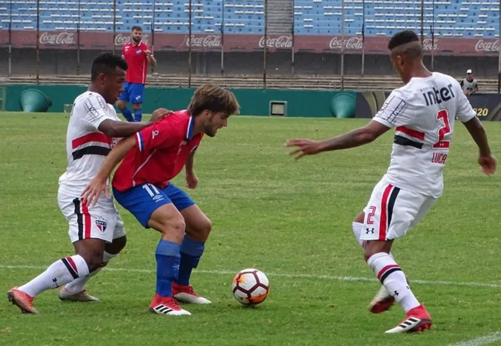 Guillermo May ante São Paulo