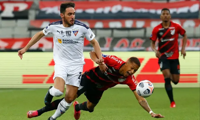 David Terans jugando ante Matías Zunino en los cuartos de final de la Sudamericana