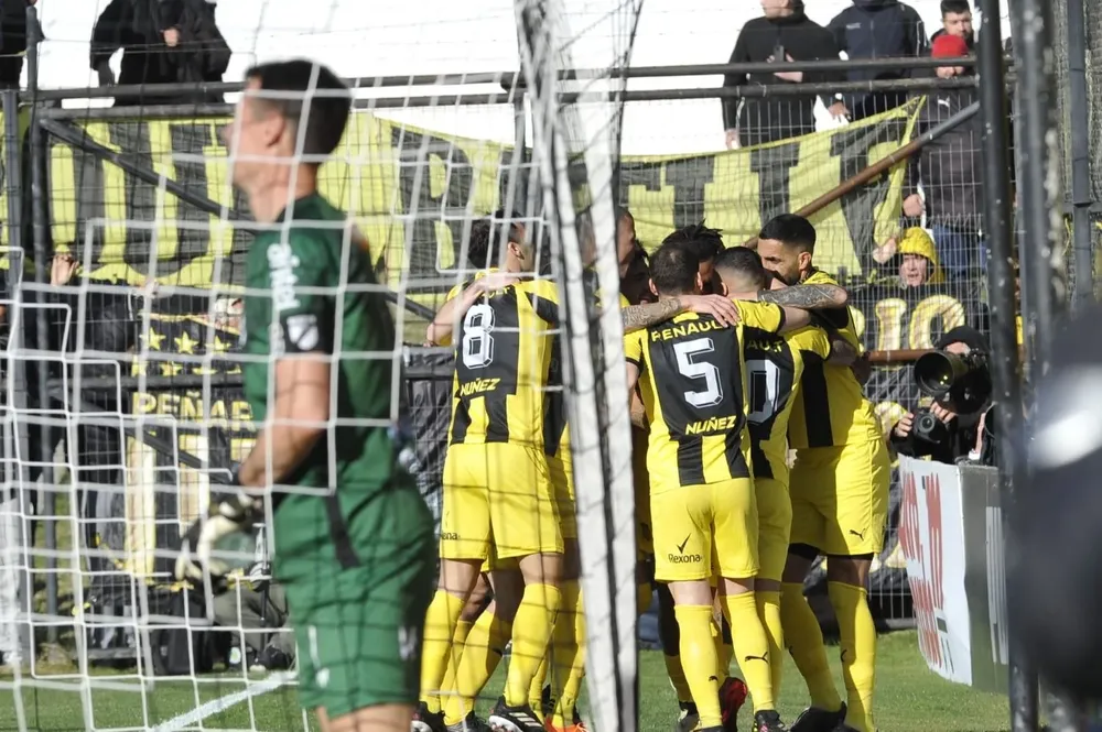 Peñarol festeja uno de los goles que fue anulado