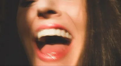 Muchas veces nos enfocamos solo en la salud de los dientes, pero el resto de tu boca tiene información muy valiosa que darte.