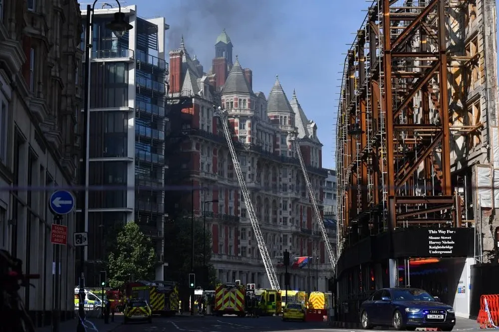 Bomberos combaten el fuego en el Hotel Mandarin Oriental de Londres.