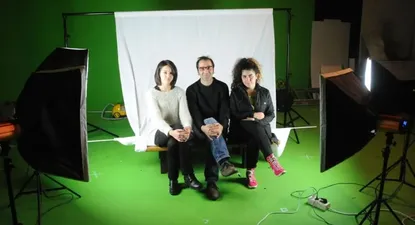 La fotógrafa Valentina Leoncini, Abi Mendlewicz y la productora de vestuario, Lucía Gadea.