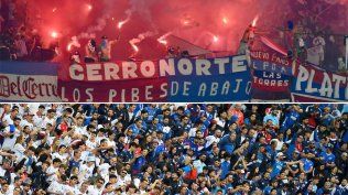 Así empezó la temporada 2025 en el fútbol uruguayo, en la Supercopa de enero, y en la segunda foto, abajo, la forma en que terminó en la última final de la Liga AUF Uruguaya