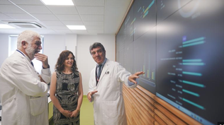 Isabel Díaz Ayuso, junto a médicos del Hospital Ramón y Cajal.