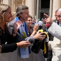 El Papa Francisco recibió en 2014 la camiseta de Peñarol con su nombre en el dorsal y una matera de parte de quien luego sería dirigente del club, Favio Debitonto El Papa Francisco recibió en 2014 la camiseta de Peñarol con su nombre en el dorsal y una matera de parte de quien luego sería dirigente del club, Favio Debitonto