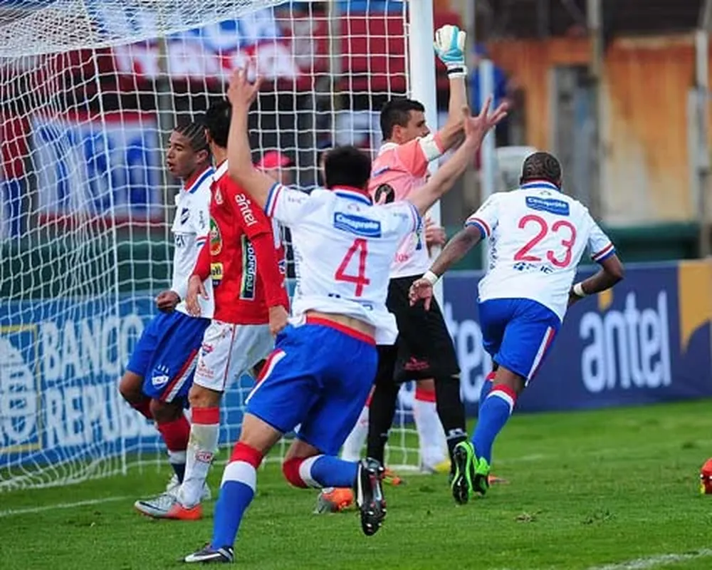 El festejo irrefrenable de los jugadores de Nacional por el gol en el último suspiro del partido