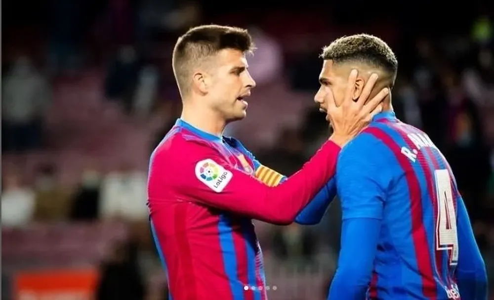 Gerard Piqué y Ronald Araujo