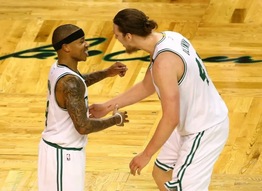 Isaiah Thomas y Kelly Olynyk festejan el pase a la final de conferencia